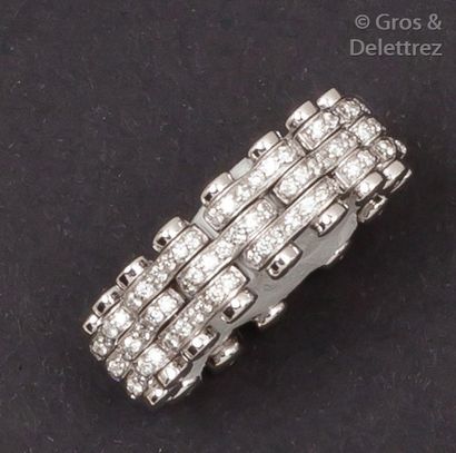 null Bague articulée ornée de lignes de diamants taillés en brillant.
Tour de doigt:...