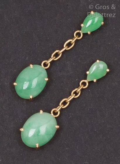 null Paire de pendants d'oreilles en or jaune ornés chacun de deux cabochons de jade....