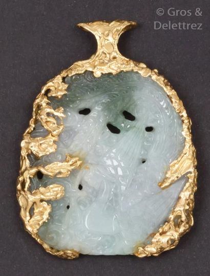 null Pendentif en or jaune orné d'une plaque de jade blanc sculptée d'un dragon.
P. Brut:...