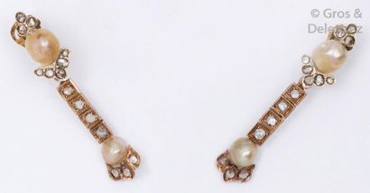 null Paire de pendants d'oreilles en or jaune et argent ornés chacun de perles baroques...