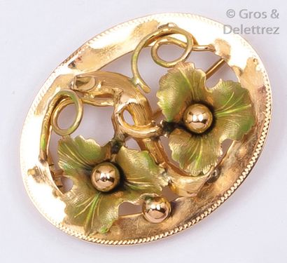 null Parure en or jaune à décor floral émaillé vert comprenant une broche et une...