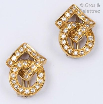 null Paire de boucles d'oreilles en or jaune à décor géométrique serti de diamants...