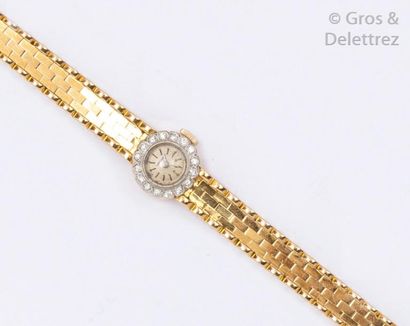 LONGINES Bracelet-montre de dame en or jaune, mouvement mécanique, la lunette sertie...