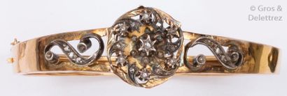 null Bracelet rigide ouvrant en or jaune et argent à décor de volute serti de diamants...