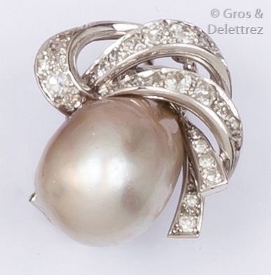 null Paire de boucles d’oreilles en platine et or gris ornées chacune d’une perle...