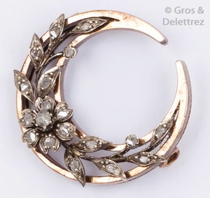null Broche «Croissant» en or rose et argent ornée d’un motif floral serti de diamants...