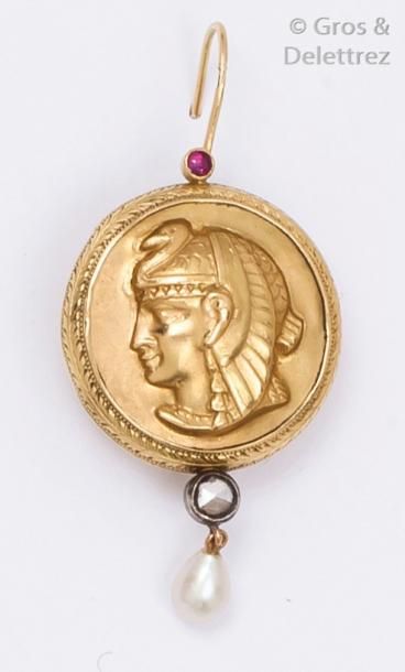 null Paire de pendants d’oreilles en or jaune ciselé à décor de «Têtes Égyptiennes»...