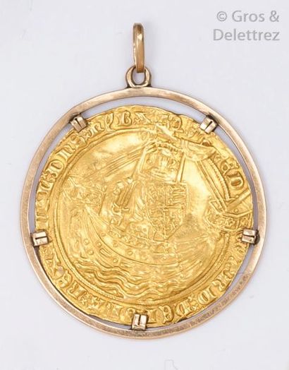 null Pendentif en or jaune ornée d’une pièce ciselée à décor de Navire. P. 10,7g....