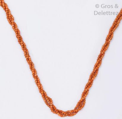 null Collier de trois rangs de perles de corail, le fermoir tonneau en or jaune ciselé....