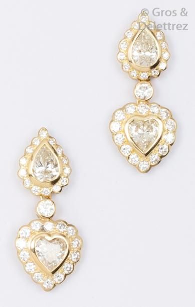 null Paire de pendants d’oreilles en or jaune ornés chacun d’un diamant taillé en...