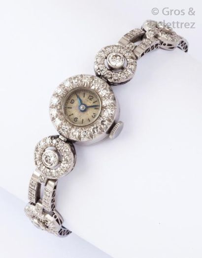 null Bracelet-montre de dame en platine entièrement serti de diamants taillés en...
