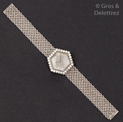 null Boucheron - Bracelet montre de dame en or gris. Cadran gris guilloché, index...