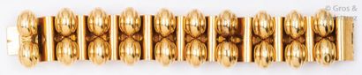 null Important bracelet tank en or jaune orné de motifs godronnés. Années 1940. Longueur :...
