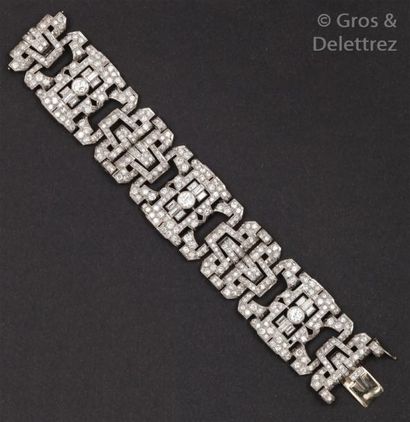 null Important bracelet en or gris ajouré à décor géométrique orné de diamants taillés...