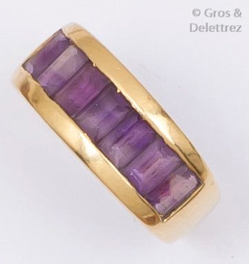 null FRED - Bague jonc en or jaune ornée d’une ligne d’améthystes calibrées. Signée...