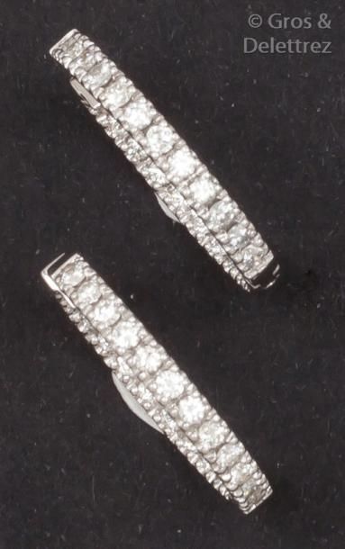 null Paire d’anneaux d’oreilles en or gris entièrement sertis de diamants taillés...