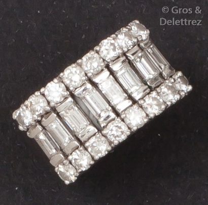 null Bague jonc en or gris ajouré ornée de diamants baguette bordés de diamants taillés...