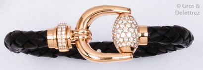 null Bracelet de cuir tressé orné d’un motif «Boucle» en or rose ajouré orné de diamants...