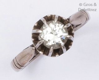 null Bague solitaire en platine ornée d’un diamant taillé en brillant calibrant 0,70 carat...