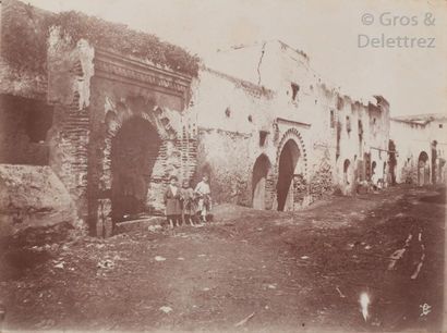 null Cavilla & Molinari 

Maroc, c. 1880. 

Tanger. Tétouan. 

Rues. Vues générales....