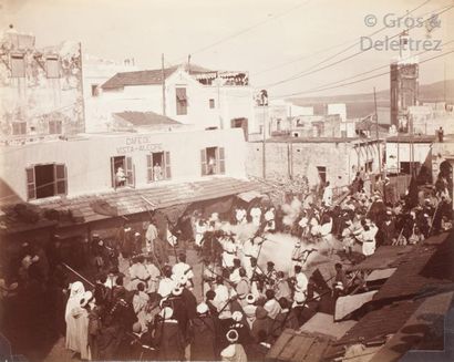 null A. Cavilla 

Maroc, c. 1880. 

Tanger. 

Fantasia, Grand Socco. Fantasia pédestre...