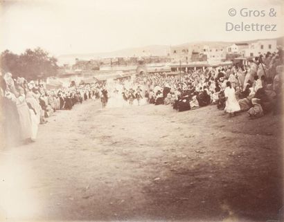 null A. Cavilla 

Maroc, c. 1880. 

Tanger. 

Fantasia, Grand Socco. Fantasia pédestre...