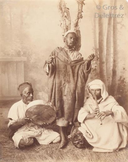 null A. Cavilla 

Maroc, c. 1880. 

Tanger. Charmeurs de serpents. 

Quatre (4) épreuves...