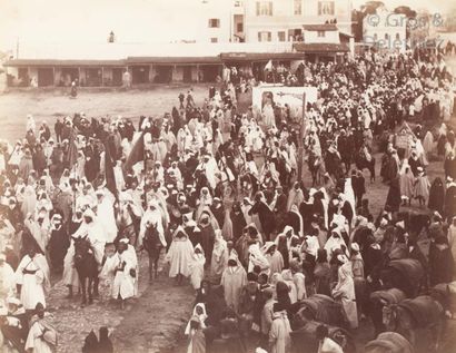 null A. Cavilla 

Maroc, c. 1880. 

Tanger. 

Entrée du Sultan Moulay Hassan ben...