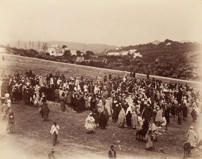 null A. Cavilla 

Maroc, c. 1880. 

Tanger. 

Entrée du Sultan Moulay Hassan ben...