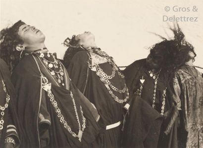 null E. M. Schutz

Algérie, c. 1930-1940. 

Danse rituelle d'une cérémonie religieuse.

Huit...