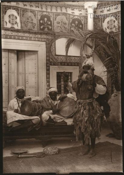 null Eugène Chatelain 

Tunisie, 1900-1910. 

Nus féminins et masculins. Musiciens....