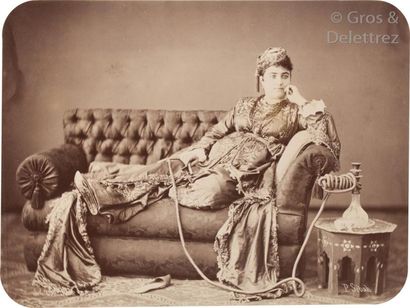 null Pascal Sebah (1823-1886)

Empire Ottoman (Turquie), c. 1870. 

Dame turque chez...