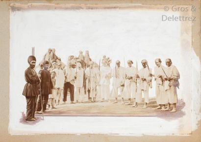 null Photographe non identifié 

Perse (Iran), c. 1900. 

Fanatiques se tailladant...