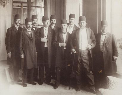 null Ministres et diplomates perses à Paris, 1901 et 1922. 

Entourage de Samad Khan.

Une...