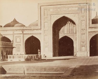null John Edward Saché (c.1840-c.1890) et divers Inde, c. 1880. Calcutta. Old court...