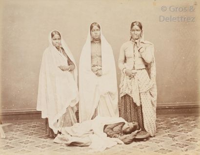 null John Edward Saché (c.1840-c.1890) et divers Inde, c. 1880. Calcutta. Old court...