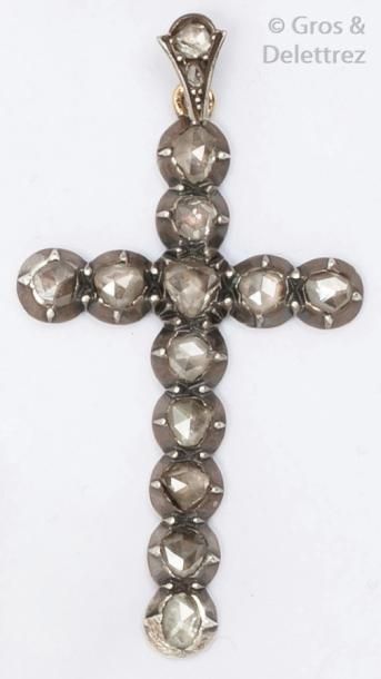 null Pendentif «croix» en or et argent serti de diamants taillés en brillant.
P. 6...