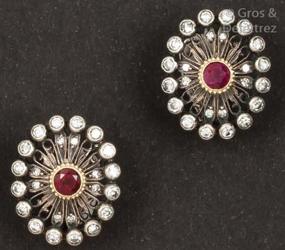 null Paire de boucles d’oreilles en or jaune et argent ajourés à motif de rinceaux...