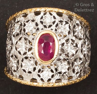 null Bague en or jaune et or gris ajourés à motifs rayonnants ornée d’un rubis ovale...