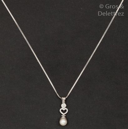 null Chaîne en or gris et pendentif en or gris ajouré à décor de «Coeur» orné de...