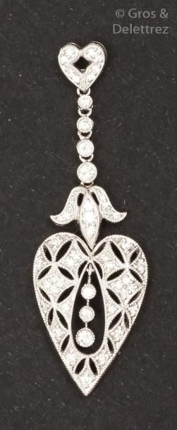 null Paire de pendants d’oreilles en or gris ajouré à décor de «Coeur» ornés de diamants...