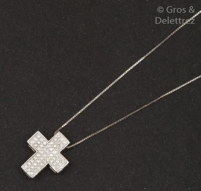 null Chaîne et pendentif «Croix» en or gris pavé de diamants taillés en brillant.
P. 7...