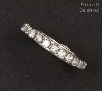 null Alliance en or platine sertie de diamants taillés en brillant.
Tour de doigt:...