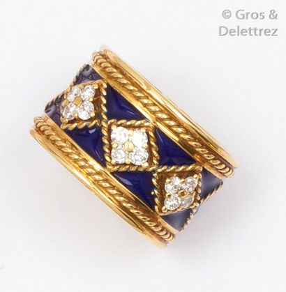 null Anneau en or jaune filigrané et émaillé bleu orné de diamants taillés en brillant.
Tour...