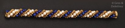 VAN CLEEF & ARPELS Bracelet «Twist» en or jaune orné de perles de culture et de perles...