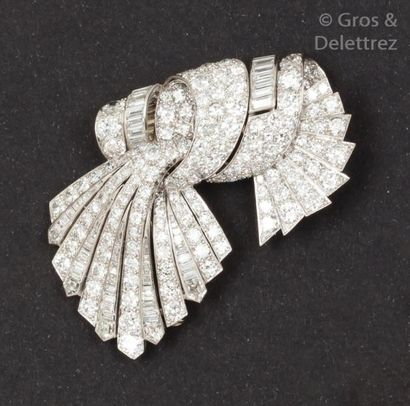 null Importante Broche «Noeud» en platine et or gris entièrement sertie de diamants...