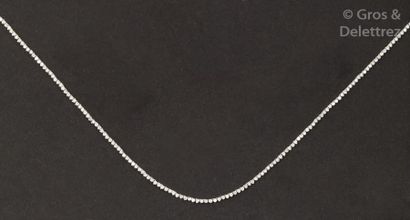 null Collier «rivière» en or gris entièrement serti de diamants taillés en brillant.
Longueur:...