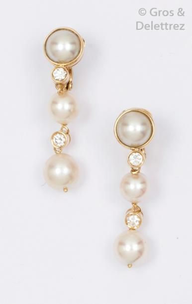 null Paire de pendants d’oreilles en or jaune ornés chacun d’une perle mabé et de...