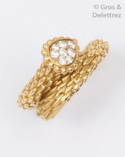 BOUCHERON «Serpent Bohème» - Bague en or jaune ciselé ornée d’un pavage de diamants...