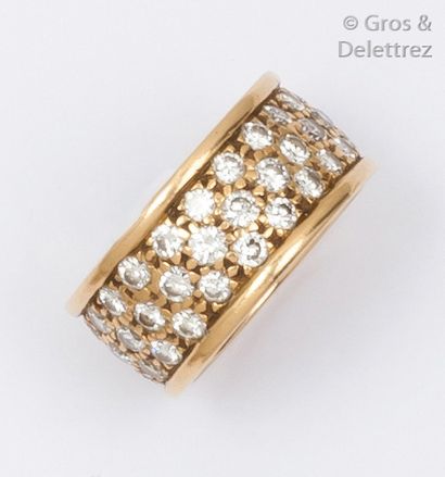 null Large anneau en or jaune entièrement serti de diamants taillés en brillant.
Poids...